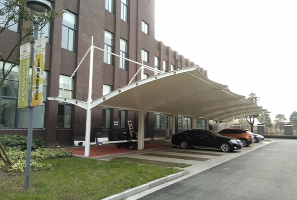 膜結構停車棚