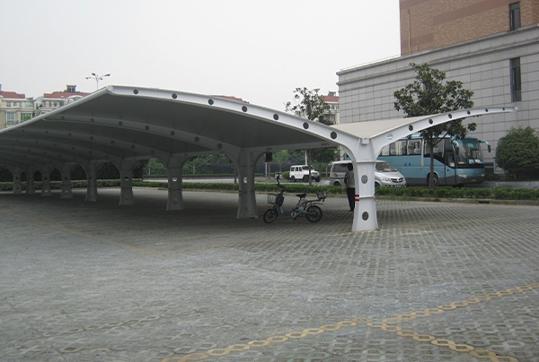 膜結構停車棚