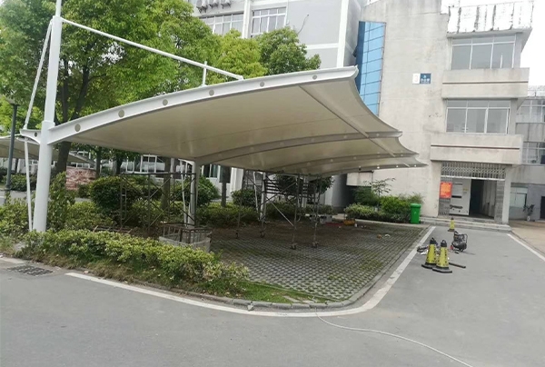 膜結構停車棚