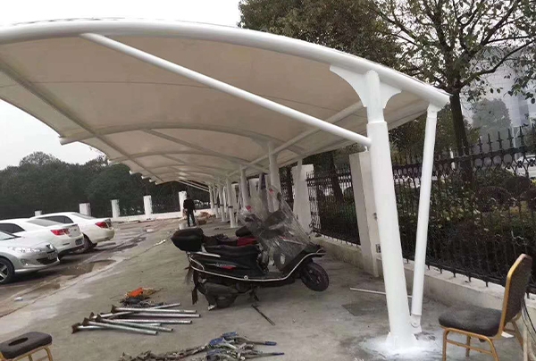 膜結構停車棚