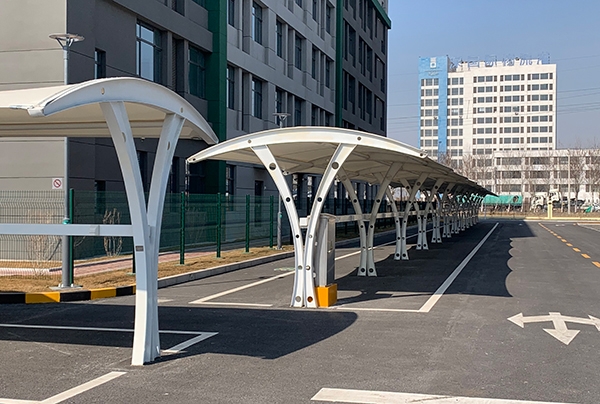 膜結構停車棚