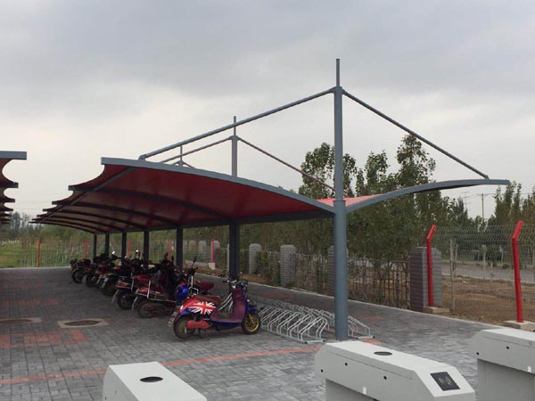 膜結構停車棚