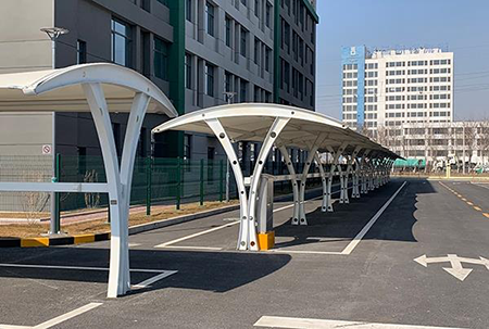 膜結構停車棚
